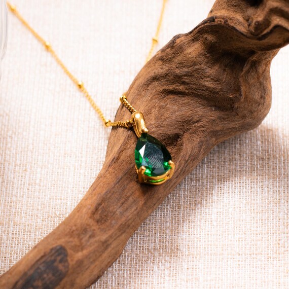Collier vert émeraude, collier avec pendentif émeraude en forme de
