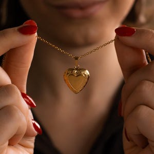 18k Gold Heart Locket, Opening Heart Locket Necklace, Locket Heart Pendant, Vintage Photo Locket, Gift for Mom, Minimalist Necklace for Her
