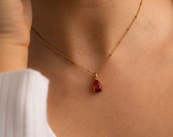 Collar con colgante de rubí, collar con piedra natal de julio, collar minimalista con gema, joyería de rubí, collar con colgante de rubí dorado, collar con gema en forma de pera
