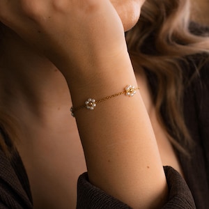 Pearl Flower Bracelet, Daisy Bracelet, Minimalist Wedding Pearl Bracelet, Gold Flower Charm Bracelet, Floral Bracelet, Bracelet for Women