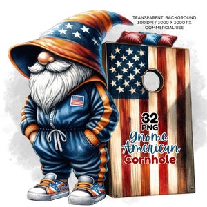 Puede incluir: Un gnomo con un chándal azul y naranja con una bandera estadounidense roja, blanca y azul en el pecho. El gnomo está de pie junto a un tablero de cornhole de madera con un diseño de bandera estadounidense. El gnomo lleva un sombrero rojo, blanco y azul.