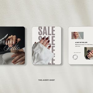 K&ouml;nnte beinhalten: Drei rechteckige Karten mit Bildern und Text. Eine Karte zeigt "HELLO Hello" mit einer Hand mit schwarzem Handschuh. Eine andere zeigt "SALE" mit einer Hand mit roten N&auml;geln. Die letzte zeigt "A DAY IN THE LIFE".