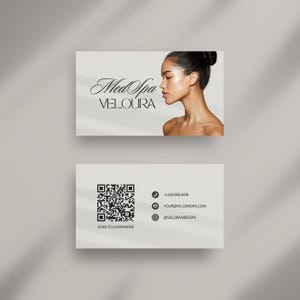 Pode incluir: Design de cartão de visita de dupla face para MedSpa Veloura. A frente apresenta o nome da empresa e o perfil de uma mulher. A parte de trás inclui um código QR, número de telefone e redes sociais.