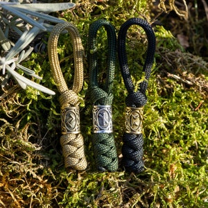 Conjunto de 5 tiradores de cremallera Paracord de cuentas de runas vikingas / Llavero de mitología nórdica / Colgante de runas de cordón de color personalizado / Accesorio de nudo de serpiente duradero imagen 1