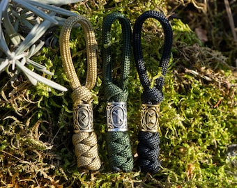 Set van 5 Viking rune kraal Paracord Ritstrekkers | Noorse mythologie sleutelhanger | Aangepaste kleur koord rune hanger | Duurzaam accessoire met slangenknoop