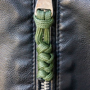 Set of 5 Survival Paracord Zipper pulls Bushcraft gear keychain Custom color cord bag zipper pendant Durable Snake knot bag accessory Green