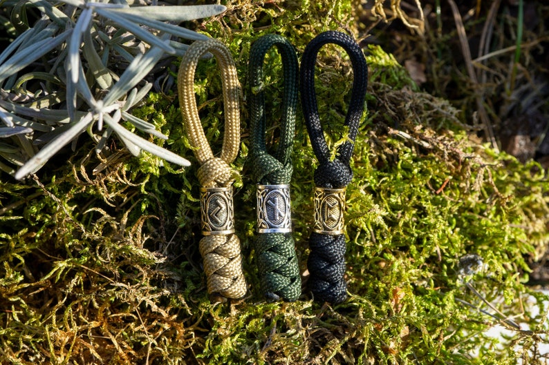Conjunto de 5 tiradores de cremallera Paracord de cuentas de runas vikingas / Llavero de mitología nórdica / Colgante de runas de cordón de color personalizado / Accesorio de nudo de serpiente duradero imagen 1