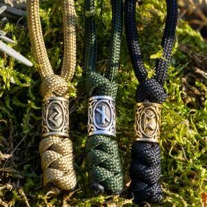 Conjunto de 5 tiradores de cremallera Paracord de cuentas de runas vikingas / Llavero de mitología nórdica / Colgante de runas de cordón de color personalizado / Accesorio de nudo de serpiente duradero imagen 4