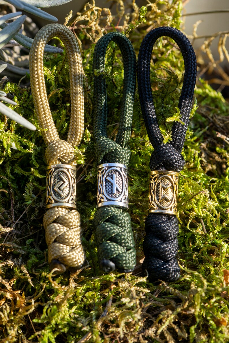 Conjunto de 5 tiradores de cremallera Paracord de cuentas de runas vikingas / Llavero de mitología nórdica / Colgante de runas de cordón de color personalizado / Accesorio de nudo de serpiente duradero imagen 4