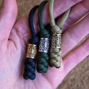 Conjunto de 5 tiradores de cremallera Paracord de cuentas de runas vikingas / Llavero de mitología nórdica / Colgante de runas de cordón de color personalizado / Accesorio de nudo de serpiente duradero imagen 2