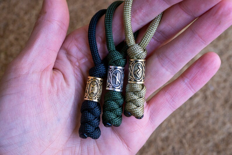 Conjunto de 5 tiradores de cremallera Paracord de cuentas de runas vikingas / Llavero de mitología nórdica / Colgante de runas de cordón de color personalizado / Accesorio de nudo de serpiente duradero imagen 2