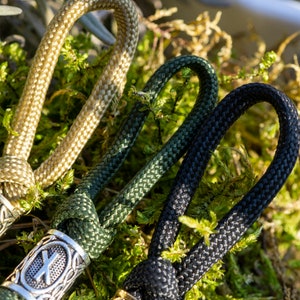 Conjunto de 5 tiradores de cremallera Paracord de cuentas de runas vikingas / Llavero de mitología nórdica / Colgante de runas de cordón de color personalizado / Accesorio de nudo de serpiente duradero imagen 6