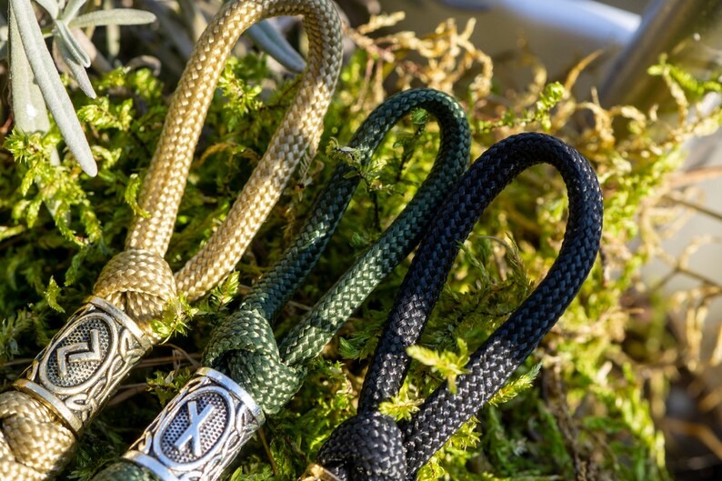 Conjunto de 5 tiradores de cremallera Paracord de cuentas de runas vikingas / Llavero de mitología nórdica / Colgante de runas de cordón de color personalizado / Accesorio de nudo de serpiente duradero imagen 6