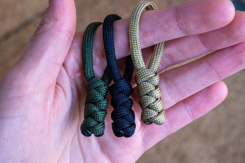 Lot de 5 tirettes de survie en paracorde Porte-clés à engrenages Bushcraft Pendentif zippé avec cordon de couleur personnalisé Accessoire de sac durable avec noeud serpent image 1