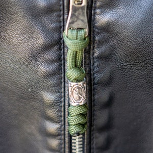 Ensemble de 5 tirettes de fermeture à glissière en paracorde avec perles runiques viking Porte-clés mythologie nordique Pendentif rune cordon de couleur personnalisée Accessoire durable avec noeud serpent Green