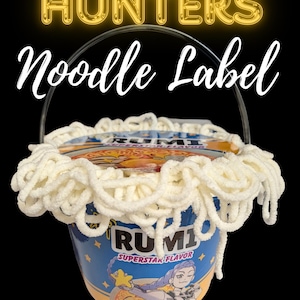 以下が含まれることがあります： 透明なハンドルが付いた青と白のキャンディーペール。白い糸と「Hunters Noodle Label」の文字で飾られています。ペールには「RUMI Superstar Flavor」の文字と漫画のグラフィックが描かれています。ペールは30cmのキャンディーペール用に設計されています。