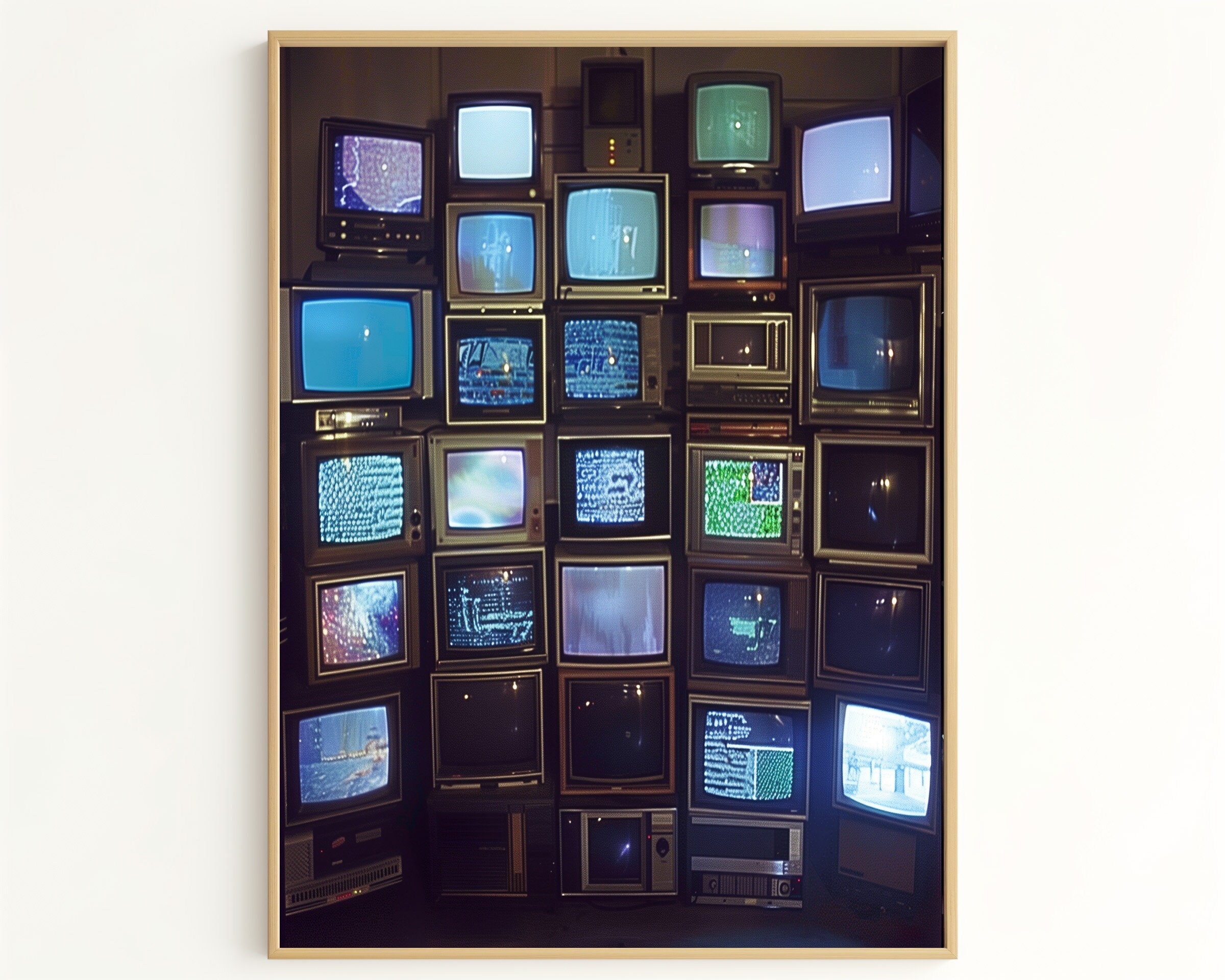 Retro tech decor kunst aan de muur, vintage tv met glitch-schermen voor een uniek woonkamercadeau 8S9S1552