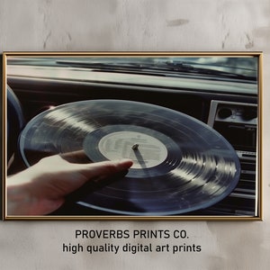 Impression d'art de voyage rétro - scène de tableau de bord vintage avec disque vinyle pour les mélomanes, décoration pour les amateurs de road trip, cadeau pour des amis MM1390