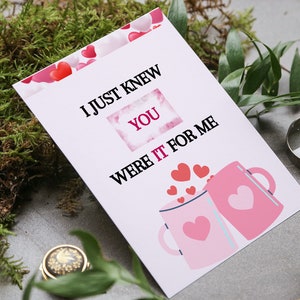 Puede incluir: Una tarjeta rosa de San Valentín con el texto "Yo solo sabía que tú eras para mí". La tarjeta presenta dos tazas rosas con corazones y una nube con la palabra "tú" dentro.
