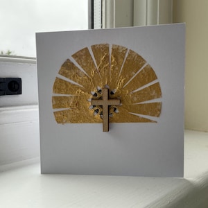 Karte und Umschlag mit handgeschöpftem Papierdesign und Holzkreuz.