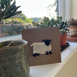 Hand gestrickte Grußkarte mit Wollschafen. Kann personalisiert werden.