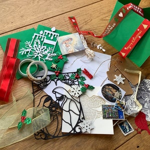 Advent-/kerstpakket: klein dagboek, kaarten, cadeaukaartjes en ansichtkaarten, met kerstversieringen, stickers, stansvormen en lint