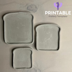 Puede incluir: Tres bandejas de cerámica con forma de rebanadas de pan. Las bandejas son de diferentes tamaños y todas son de color gris claro.  PRINTABLE -Pottery Template-