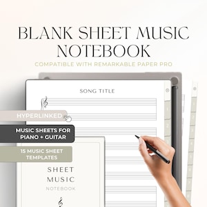 Op de afbeelding: Een blanco bladmuziek notitieboek, compatibel met Remarkable Paper Pro. Het notitieboek heeft 15 bladmuziek sjablonen voor piano en gitaar. De omslag is wit met zwarte tekst en een vioolsleutel symbool. Het notitieboek is open op een pagina met een regel voor de titel van het lied en notenbalken. Een hand houdt een stylus vast en schrijft op de pagina.