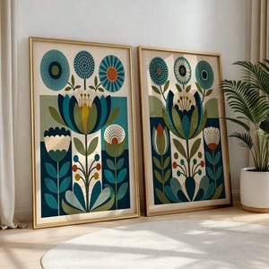 Può includere: Due stampe artistiche da parete incorniciate rettangolari con motivi floreali stilizzati nei toni del verde acqua, verde oliva, crema e arancione bruciato. I disegni simmetrici raffigurano grandi fiori centrali circondati da fiori circolari.