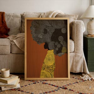 Pu&ograve; includere: Stampa artistica incorniciata raffigurante la silhouette di una persona con un grande afro strutturato. La persona indossa un capo a fantasia giallo e nero. Lo sfondo &egrave; marrone caldo con effetto venature del legno.