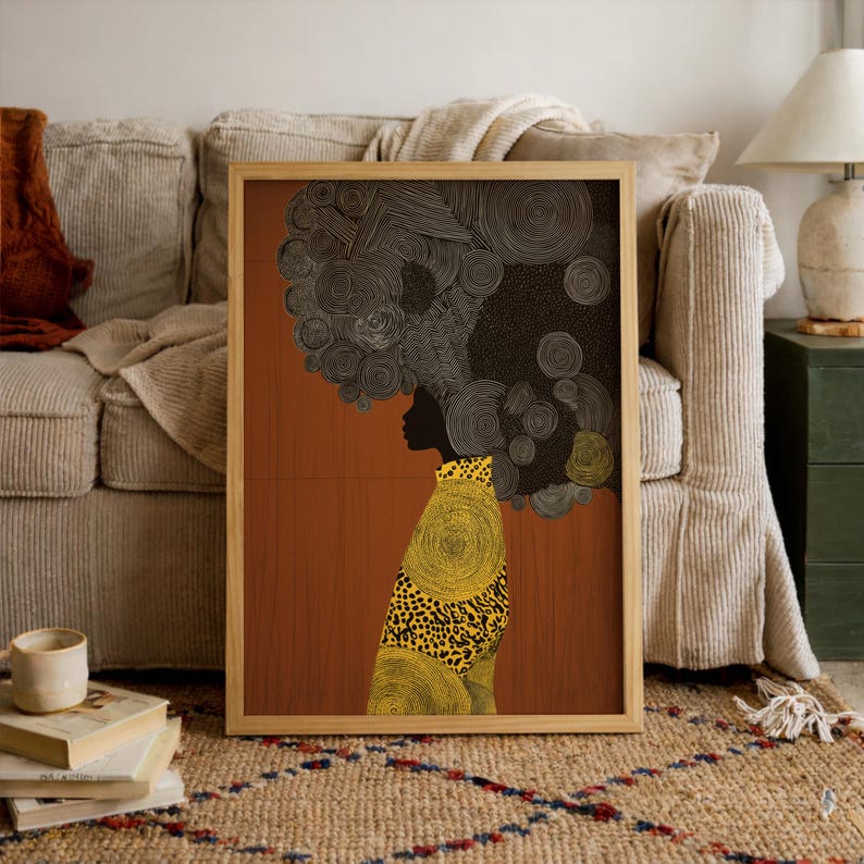 Pu&ograve; includere: Stampa artistica incorniciata raffigurante la silhouette di una persona con un grande afro strutturato. La persona indossa un capo a fantasia giallo e nero. Lo sfondo &egrave; marrone caldo con effetto venature del legno.