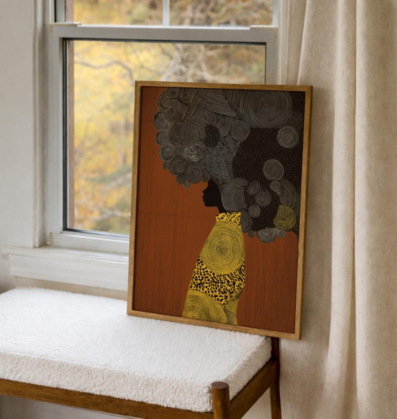 Pu&ograve; includere: Stampa artistica incorniciata raffigurante la silhouette di una persona con un grande afro strutturato. La figura indossa un capo con fantasia gialla e nera. Lo sfondo &egrave; di colore marrone caldo.
