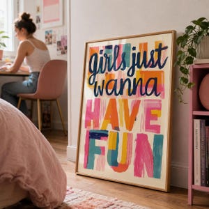 Affiche artistique positive « Girls just wanna have fun », style rétro, typographie, citation, affiche maximaliste, style années 80