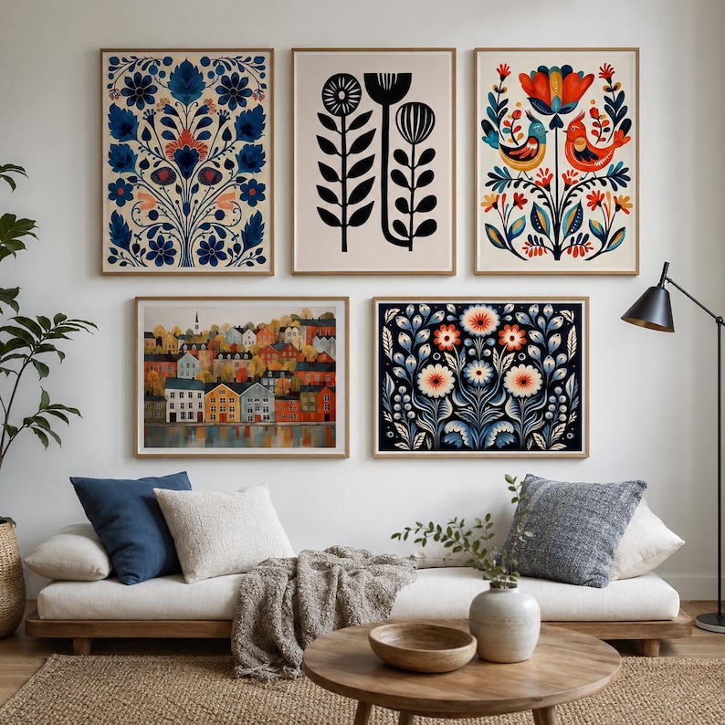Puede incluir: Una pared de galer&iacute;a con cinco l&aacute;minas de arte enmarcadas: un patr&oacute;n floral azul, un dise&ntilde;o bot&aacute;nico en blanco y negro, una colorida ilustraci&oacute;n de p&aacute;jaros y flores, un paisaje de casas junto a un r&iacute;o y un estampado floral azul oscuro.