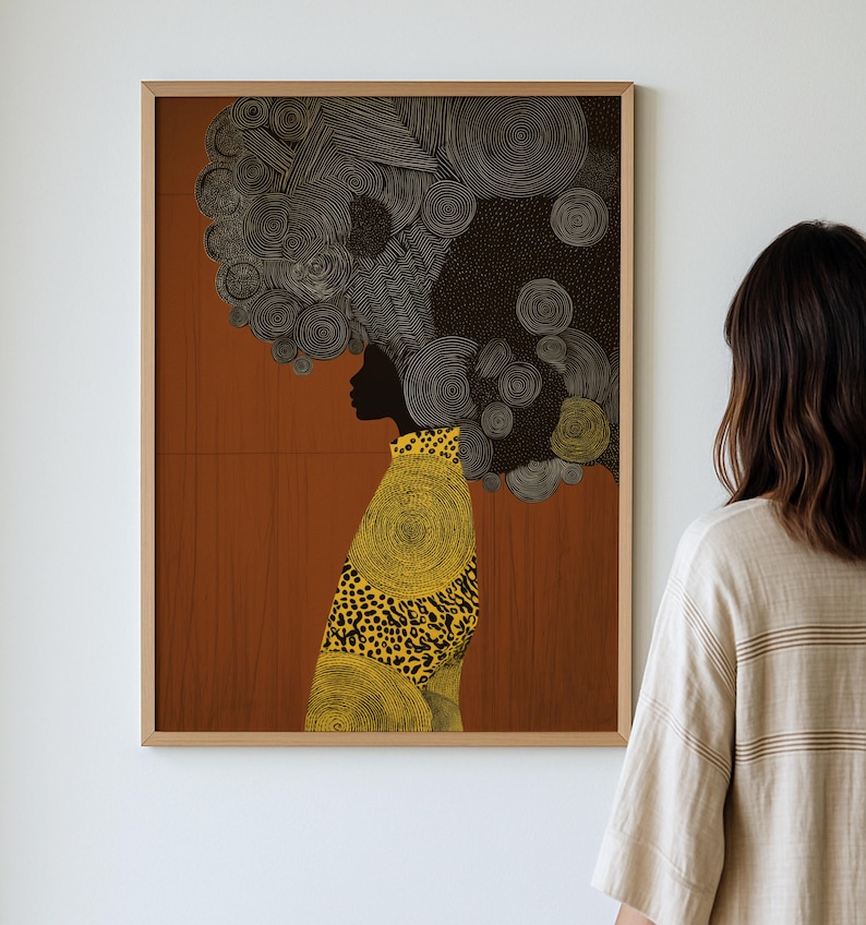 Pu&ograve; includere: Una stampa artistica incorniciata raffigurante la silhouette di una persona con un grande afro strutturato. La persona indossa un capo con motivi gialli e neri. Lo sfondo &egrave; marrone caldo con una trama di venature del legno.