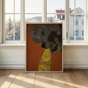 Pu&ograve; includere: Opera d'arte incorniciata con la silhouette di una persona con un grande afro stilizzato. La figura indossa un capo con motivi gialli e neri. Lo sfondo &egrave; di colore marrone caldo e l'opera &egrave; esposta in una cornice di legno chiaro.