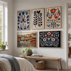 Puede incluir: Una pared de galer&iacute;a con cinco l&aacute;minas de arte enmarcadas. La fila superior incluye un patr&oacute;n floral azul, una ilustraci&oacute;n bot&aacute;nica en blanco y negro y un dise&ntilde;o colorido de p&aacute;jaros y flores. La fila inferior muestra un paisaje urbano y un estampado floral oscuro.