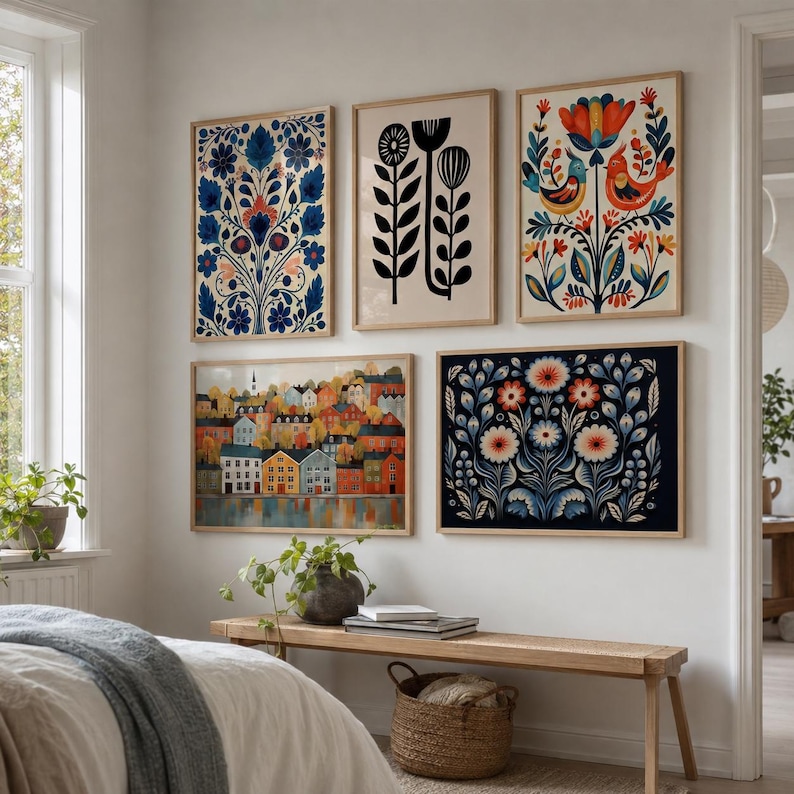 Puede incluir: Una pared de galer&iacute;a con cinco l&aacute;minas de arte enmarcadas. La fila superior incluye un patr&oacute;n floral azul, una ilustraci&oacute;n bot&aacute;nica en blanco y negro y un dise&ntilde;o colorido de p&aacute;jaros y flores. La fila inferior muestra un paisaje urbano y un estampado floral oscuro.
