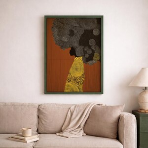 Pu&ograve; includere: Stampa artistica incorniciata raffigurante la silhouette di una persona con un grande afro strutturato. La persona indossa un capo con motivi gialli e neri. Lo sfondo &egrave; marrone caldo, con una cornice verde.