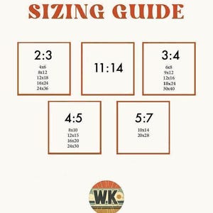 Pu&ograve; includere: Un grafico GUIDA ALLE TAGLIE color crema con testo e riquadri marroni. La guida mostra proporzioni come 2:3, 11:14, 3:4, 4:5 e 5:7, con dimensioni in pollici corrispondenti come 4x6, 8x10 e 10x14. Un logo circolare "WK" &egrave; in basso.