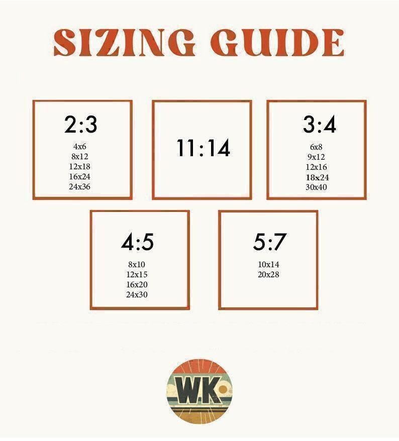 Pu&ograve; includere: Un grafico GUIDA ALLE TAGLIE color crema con testo e riquadri marroni. La guida mostra proporzioni come 2:3, 11:14, 3:4, 4:5 e 5:7, con dimensioni in pollici corrispondenti come 4x6, 8x10 e 10x14. Un logo circolare "WK" &egrave; in basso.