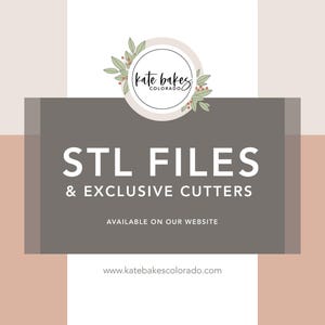 Może przedstawiać: Brązowy prostokąt z białym tekstem, kt&oacute;ry brzmi "STL FILES & EXCLUSIVE CUTTERS AVAILABLE ON OUR WEBSITE www.katebakescolorado.com". Prostokąt znajduje się na r&oacute;żowym tle z białym kołem w lewym g&oacute;rnym rogu. Koło ma zielony wz&oacute;r kwiatowy i tekst "kate bakes COLORADO" w kolorze czarnym.