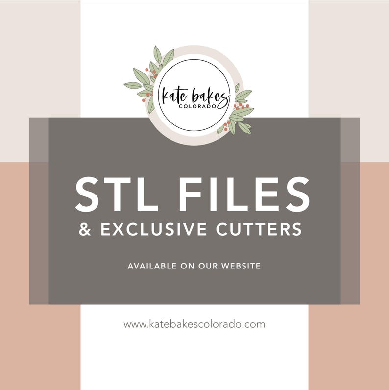 Może przedstawiać: Brązowy prostokąt z białym tekstem, kt&oacute;ry brzmi "STL FILES & EXCLUSIVE CUTTERS AVAILABLE ON OUR WEBSITE www.katebakescolorado.com". Prostokąt znajduje się na r&oacute;żowym tle z białym kołem w lewym g&oacute;rnym rogu. Koło ma zielony wz&oacute;r kwiatowy i tekst "kate bakes COLORADO" w kolorze czarnym.