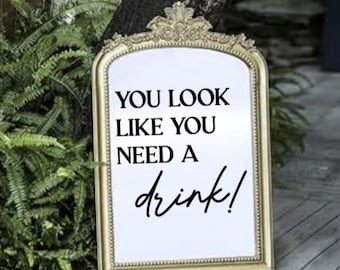 Vinilo decorativo para espejo con la frase "Parece que necesitas un trago", letrero para fiestas de boda, despedida de soltera, decoración de mesas, letrero de bar, regalos, recepción, novia.