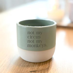 Kaffeebecher, Tasse, Becher mit Spruch "not my circus not my monkeys" beige, grün,  Geschenk, Freundin, Freund, Humor, lustig