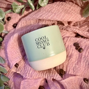 Kaffeebecher, Tasse, Becher mit Spruch &quot;COOL MOMS CLUB&quot; beige, grün,  Geschenk,