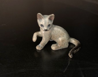 Figura de porcelana en miniatura de gato azul ruso pintada a mano – 26867