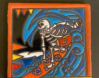 Azulejo cuadrado esmaltado de 4” del Día de los Muertos Día de los Muertos Surfer Dude – 25143