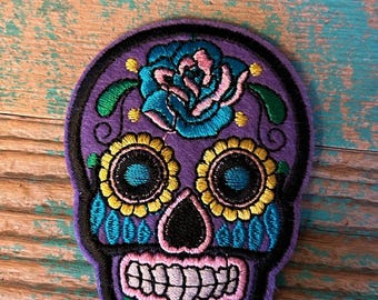 Toppa ricamata termoadesiva/cucibile del teschio di zucchero del giorno dei morti Dia de los Muertos – Viola 29922
