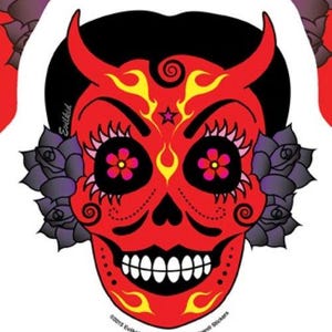 Puede incluir: Calavera de azúcar roja y negra con cuernos de diablo y detalles florales. La calavera tiene llamas amarillas y flores rosas en los ojos. El texto "Evilkid" está escrito en la calavera.